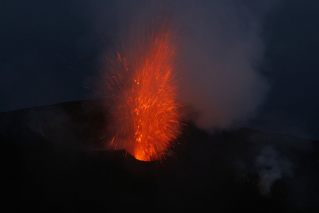 eruptingwith strombolian 火山