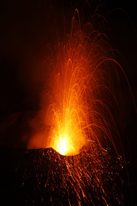eruptingwith strombolian 火山