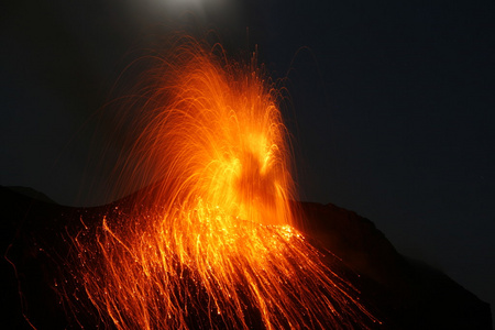 eruptingwith strombolian 火山