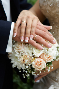新郎和新娘结婚戒指的手