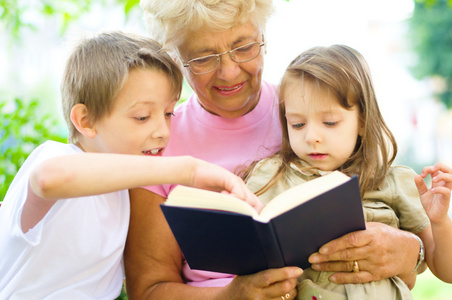 奶奶的孙子读一本书