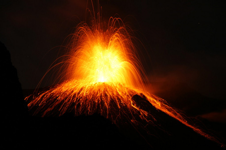 eruptingwith strombolian 火山