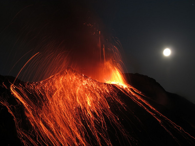 strombolian 火山爆发的火山龙博