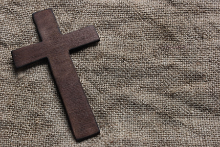 旧画布上的木制十字架