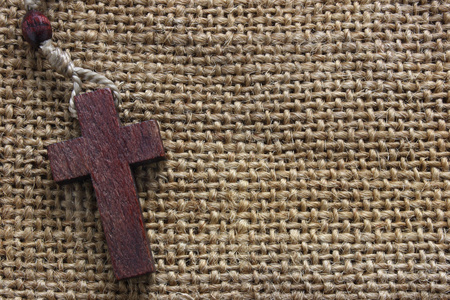 旧画布上的木制十字架