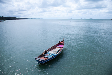 渔船停泊在海