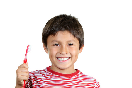 年轻的男孩刷他的牙齿