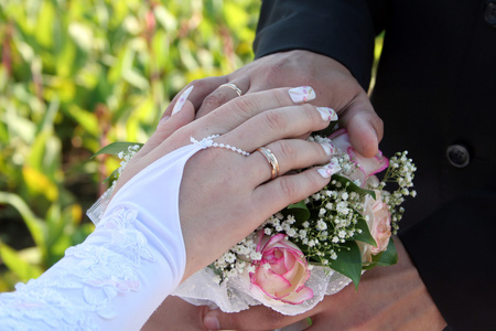 手中新结婚与婚礼的花束