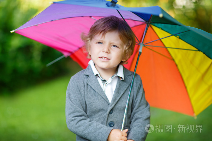 小可爱宝宝男孩与花伞和靴子,户外