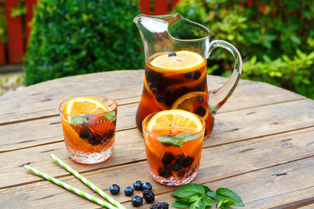 莓果桑格利亚夏季鸡尾酒，装饰着浆果，橙色