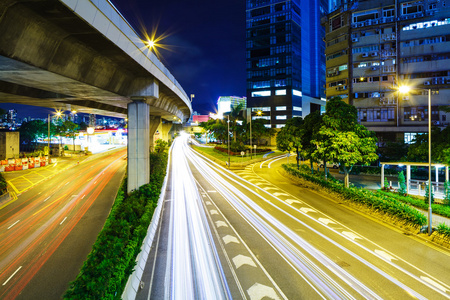 在晚上的高速公路上交通繁忙图片