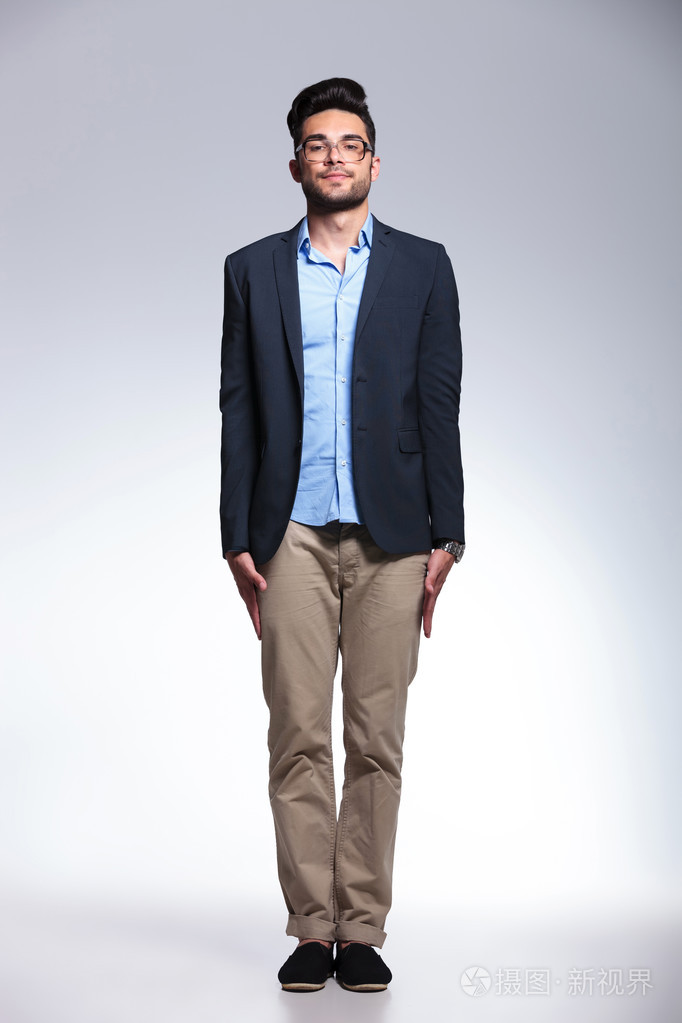 休闲的年轻男子站直