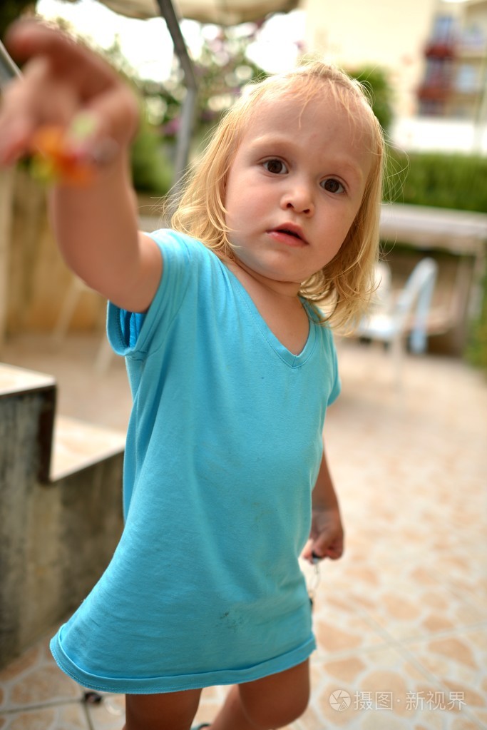 可爱的小宝贝女孩户外