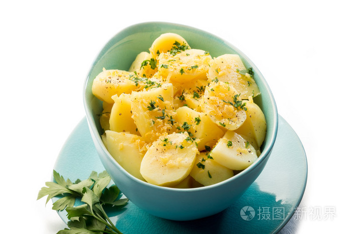 与parlsey和磨碎的柠檬皮土豆沙拉