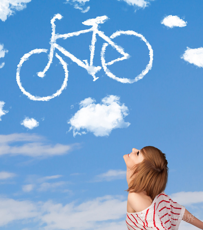 年轻的女孩低头看自行车在蓝蓝的天空上的云