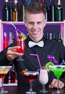 与不同的鸡尾酒鸡尾酒，在酒吧的帅哥酒保的肖像图片
