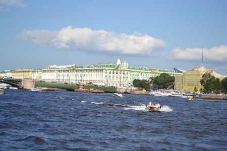 在圣彼得堡的宫殿桥的视图