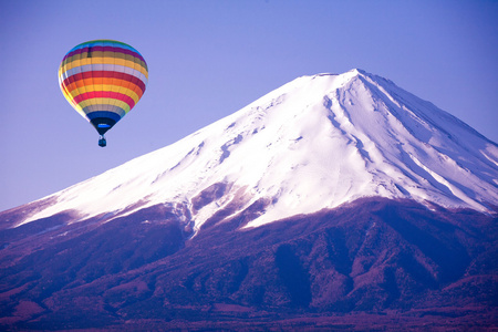 来自日本富士山上气球