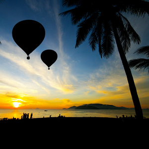 与人的轮廓热带海滩上气球