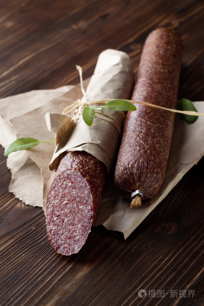 萨拉米香肠上木制和纸