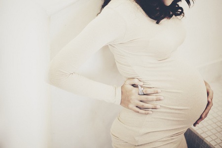 怀孕的女人，摸她的肚子，用手的形象
