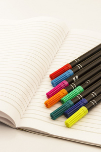 白皮书与线上的彩色钢笔的集合