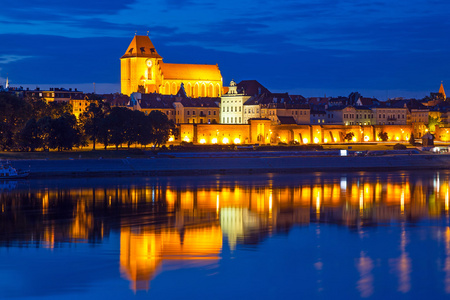 托伦旧城在晚上反映在河里