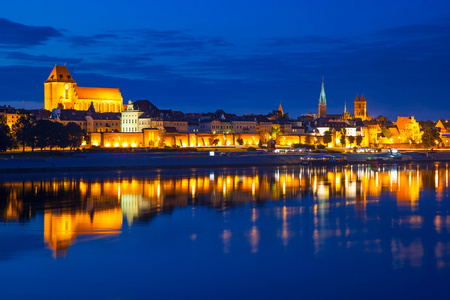 托伦旧城在晚上反映在河里