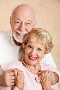 快乐的高级夫妇的肖像