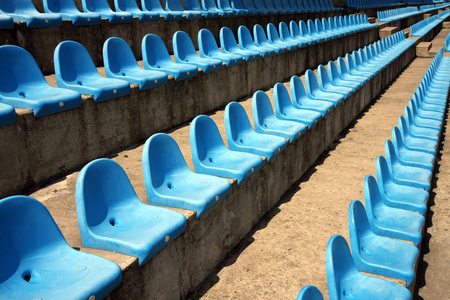 蓝色塑料空座位上足球体育场