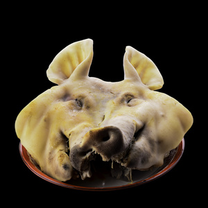 烤的猪的头砍掉在托盘上,用于c致敬照片