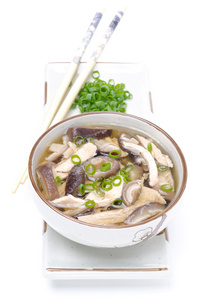 中国孤立的鸡肉和香菇蘑菇汤