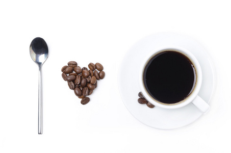 勺子，杯黑咖啡和咖啡豆的形式的心