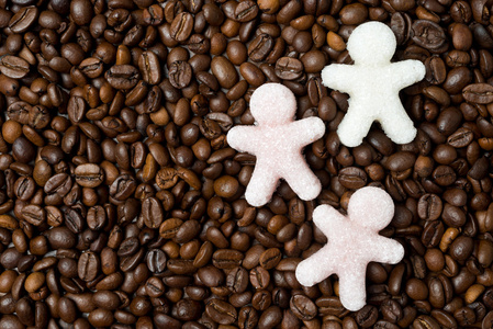 五彩的糖小男人对咖啡豆的形式