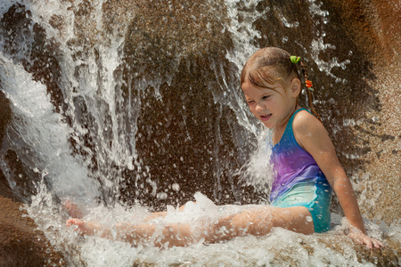 水上乐园里的小女孩照片