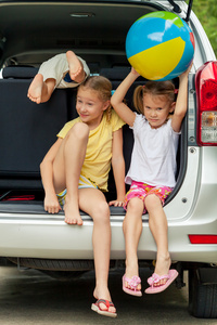 三个快乐的孩子在车里
