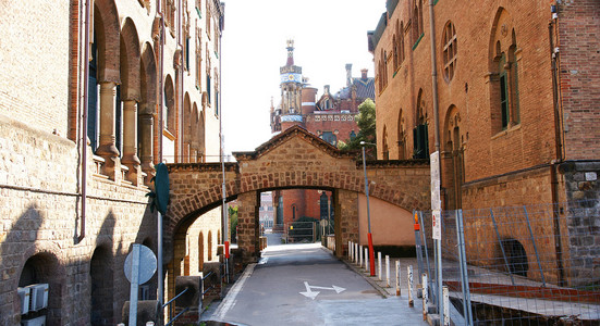 Callejn con puente del complejo hispitalario de Sant Pau