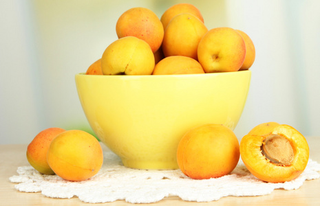 在厨房的桌上的碗里新鲜天然杏