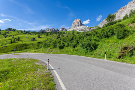 多洛米蒂山风景与山区公路。意大利