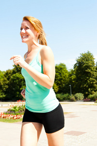 热流道女人跑步跑马拉松的户外训练