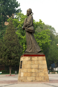 一男子在公园内的雕像