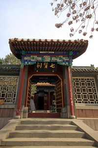 中国古代建筑风格的大门，在公园内