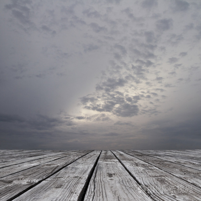 地板和阴沉的天空