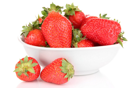 孤立在白色的碗里的新鲜草莓