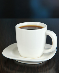 杯在明亮的背景上的木桌上的咖啡