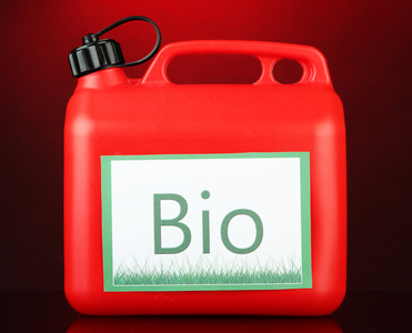 生物燃料在红色背景上罐