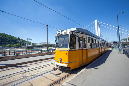黄色电车上在布达佩斯多瑙河的河岸边