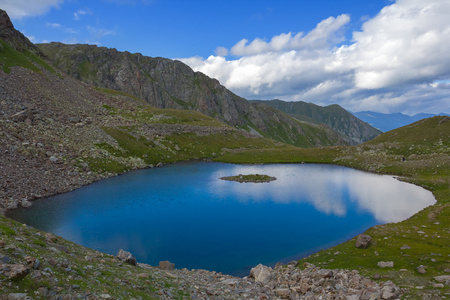 美丽的蓝色湖在山的山谷中