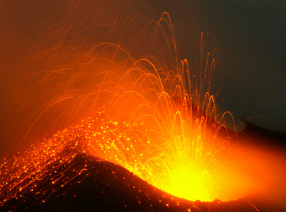 在火山爆发的活火山