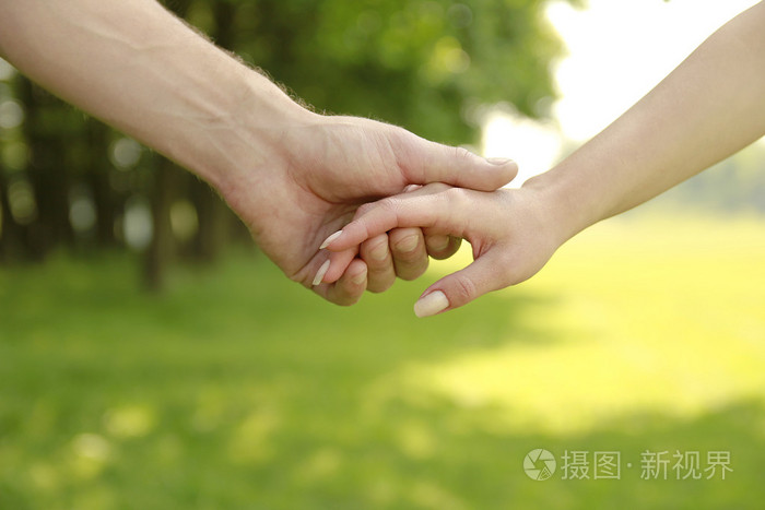 恩爱的夫妻在性质上的两只手